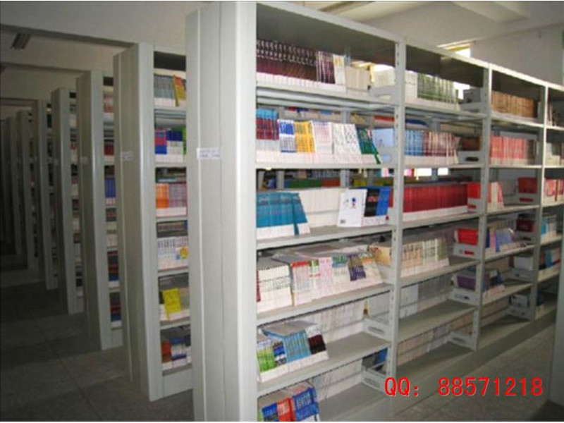 學校圖書室書架